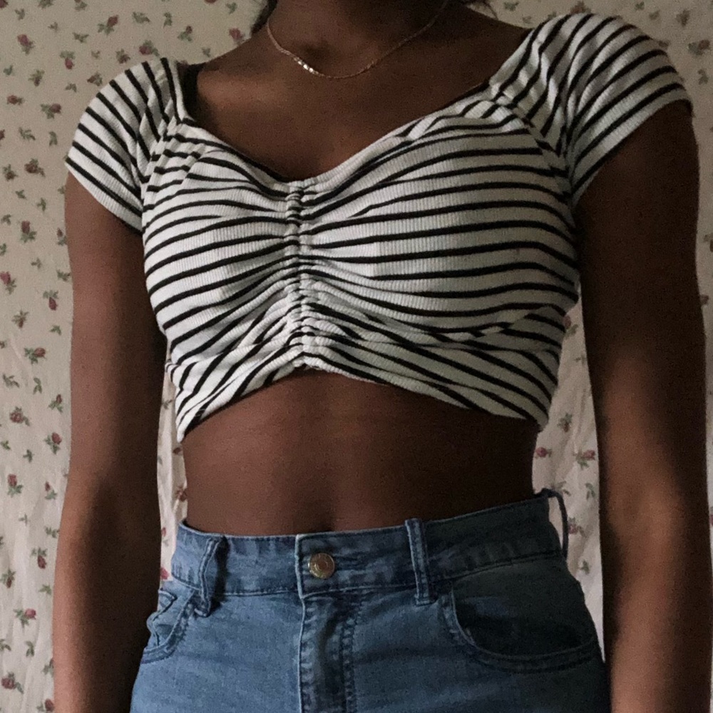RUCHED V NECK